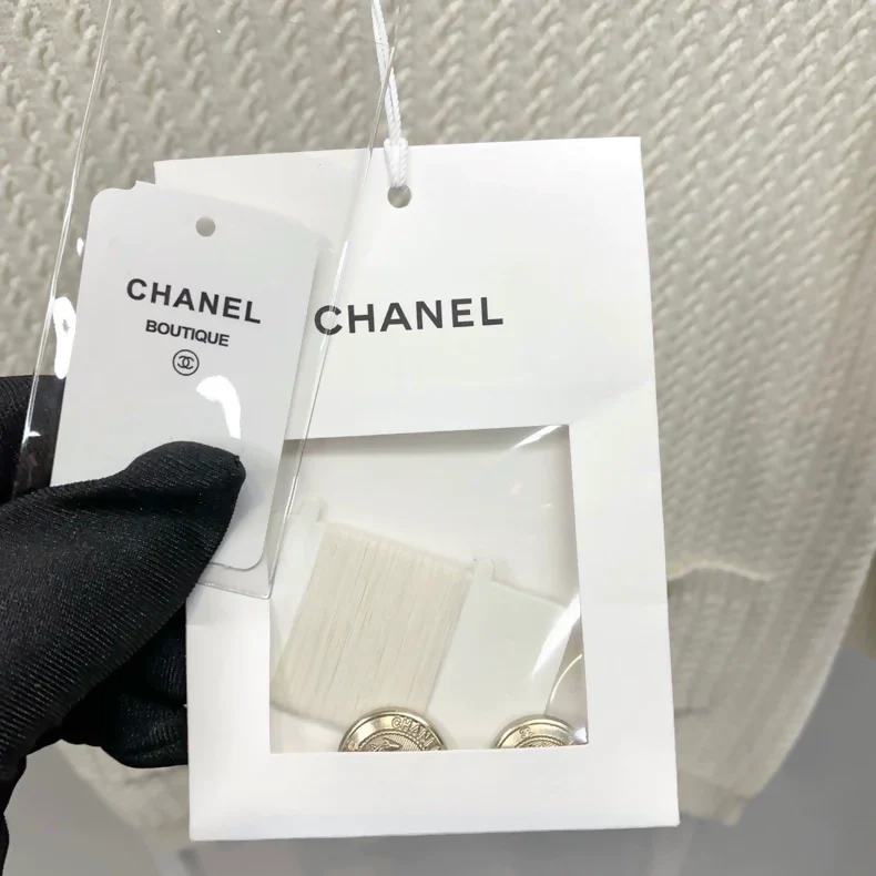 Chanel 18A off-white sweater - Image 6