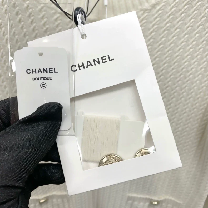 Chanel 18A off-white sweater - Image 7