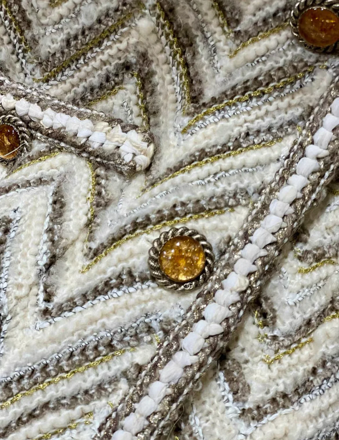 Chanel 18A Tweed Jacket with gold details size 44 - Image 4