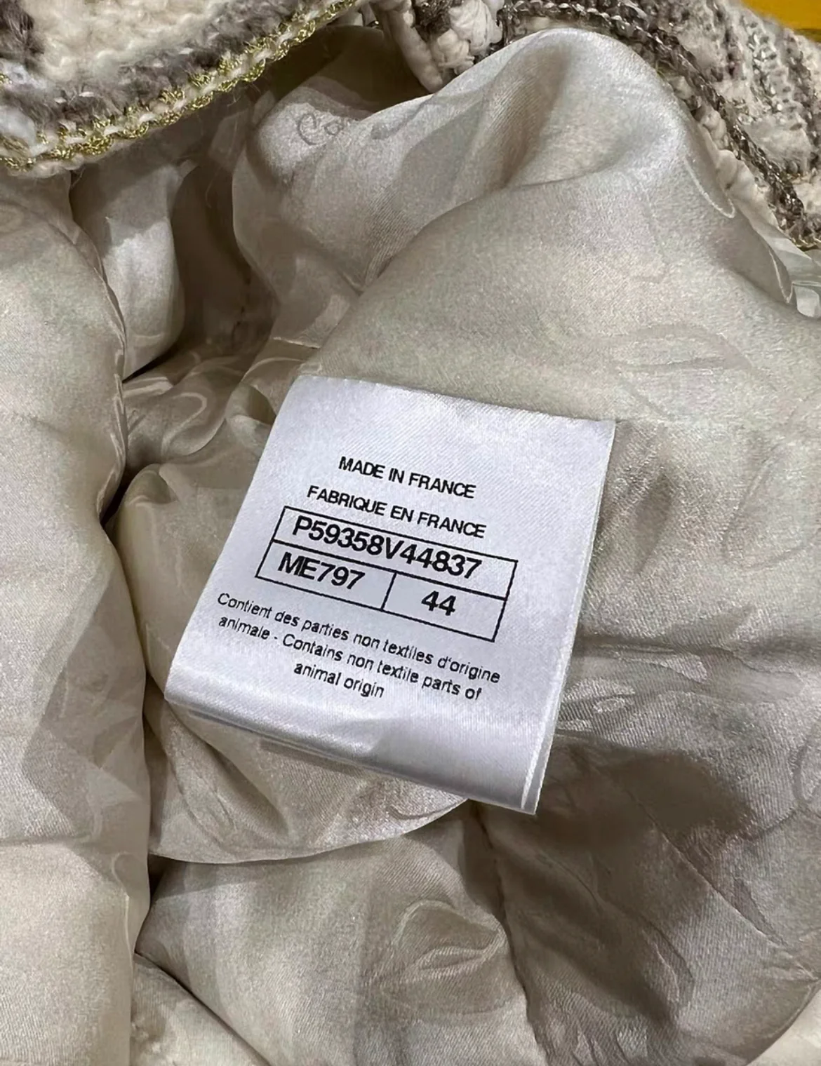 Chanel 18A Tweed Jacket with gold details size 44 - Image 6
