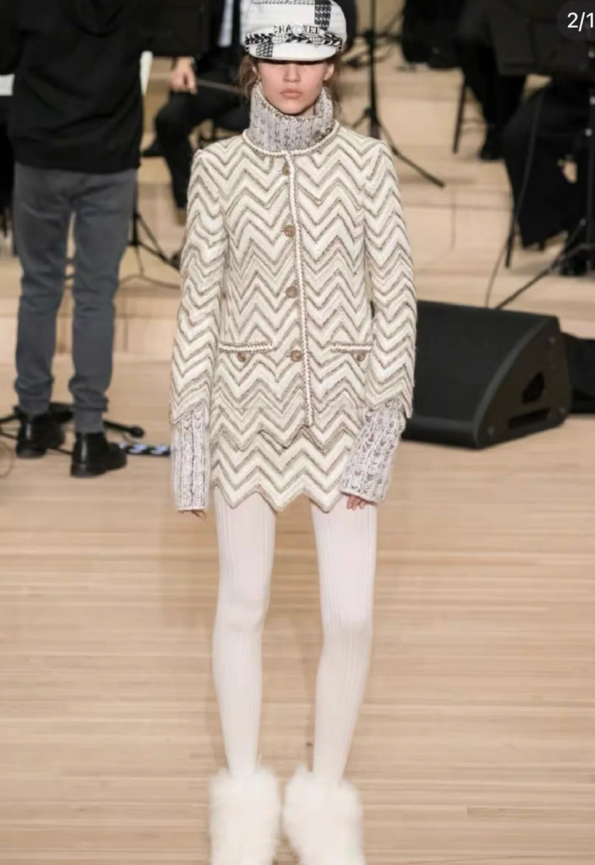 Chanel 18A Tweed Jacket with gold details size 44 - Image 7