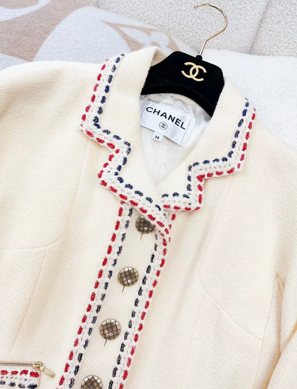 CHANEL 18B Hamburg Ivory Navy Red Tricolor Wool Braid Trim Jacket size 38 - Image 2