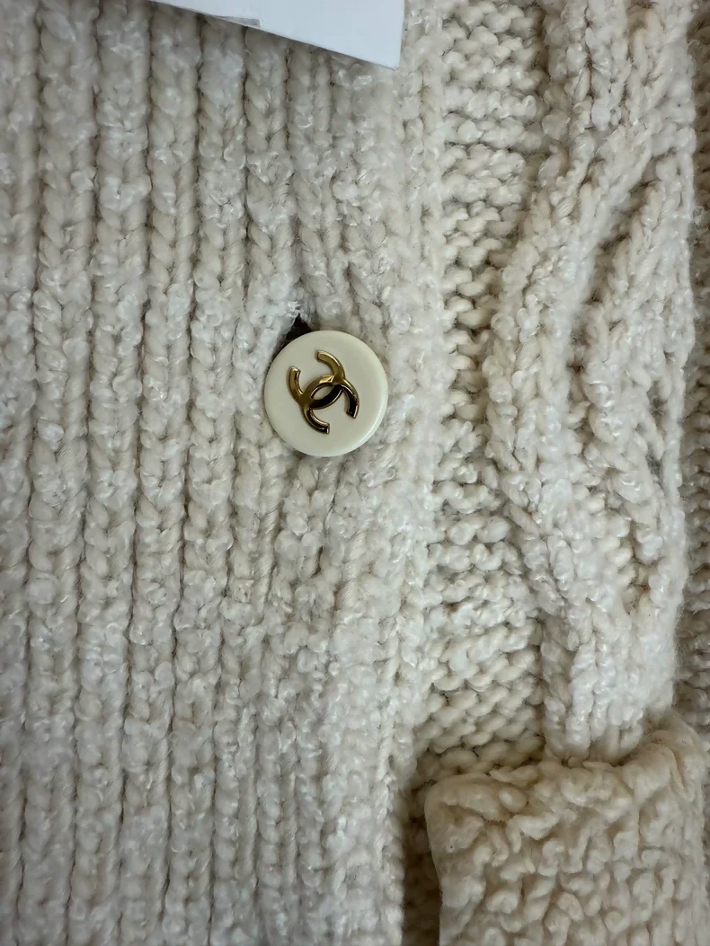 Chanel 18B wool and cashmere blend cardigan - Image 2