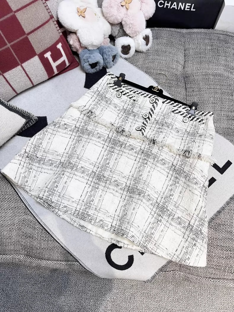 Chanel 18S Beige and Black Check Fringe Tweed Mini Skirt - Image 3