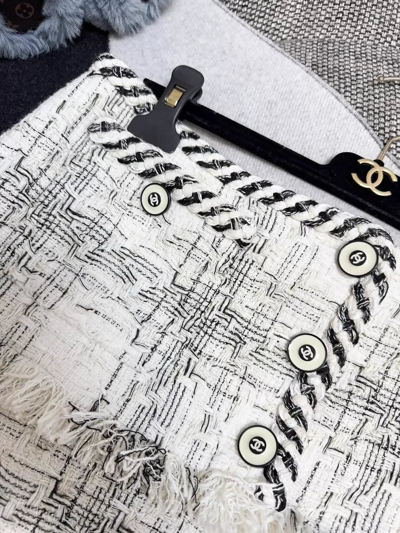 Chanel 18S Beige and Black Check Fringe Tweed Mini Skirt - Image 4
