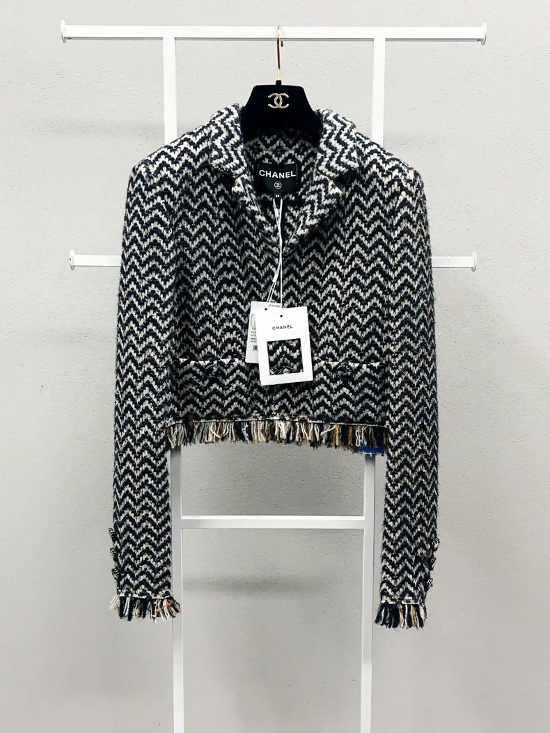 Chanel 19N black & white Tweed Jacket