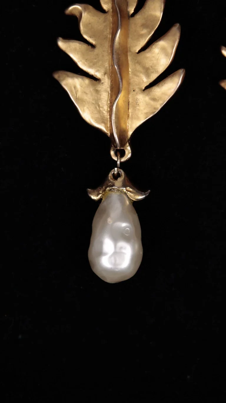 Chanel 1986 Leaf Pearl Pendant Ear Clip - Image 2