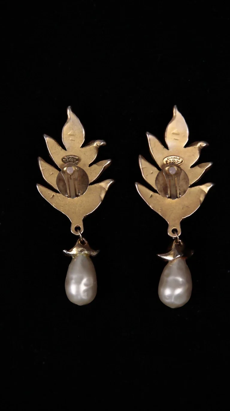 Chanel 1986 Leaf Pearl Pendant Ear Clip - Image 3