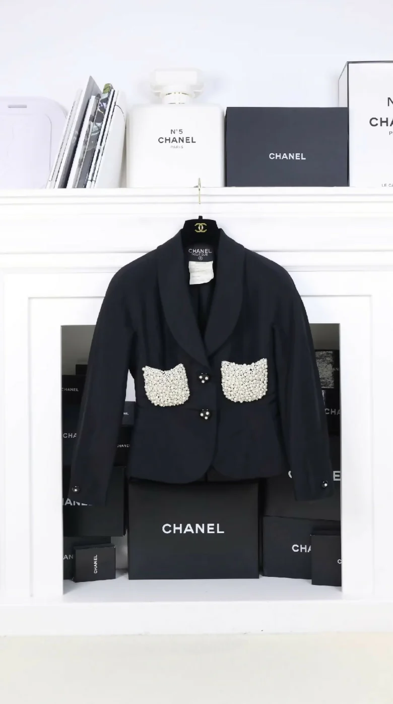 Chanel 1990s black silk suit jacket and skirt set - Image 2