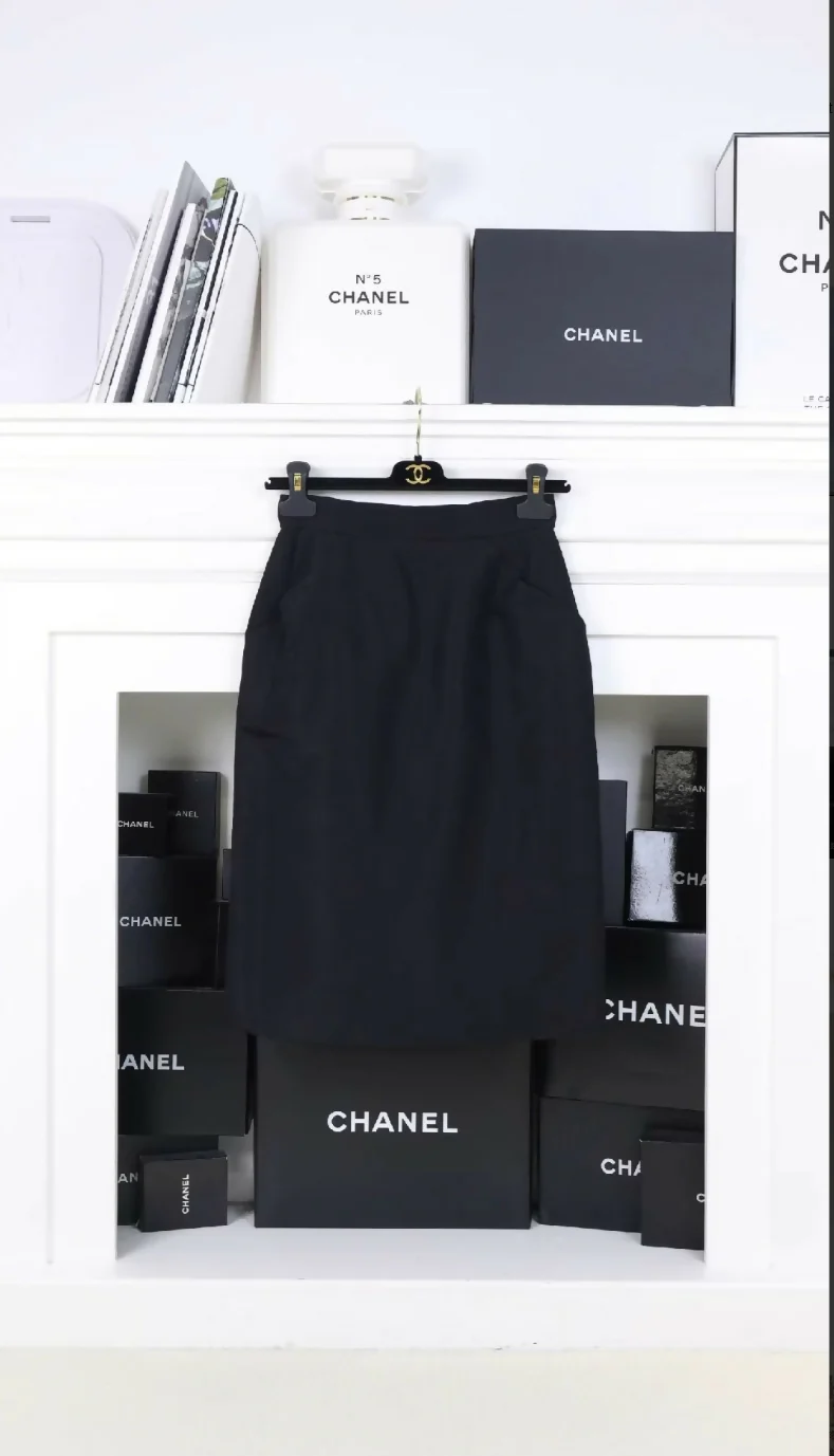 Chanel 1990s black silk suit jacket and skirt set - Image 3