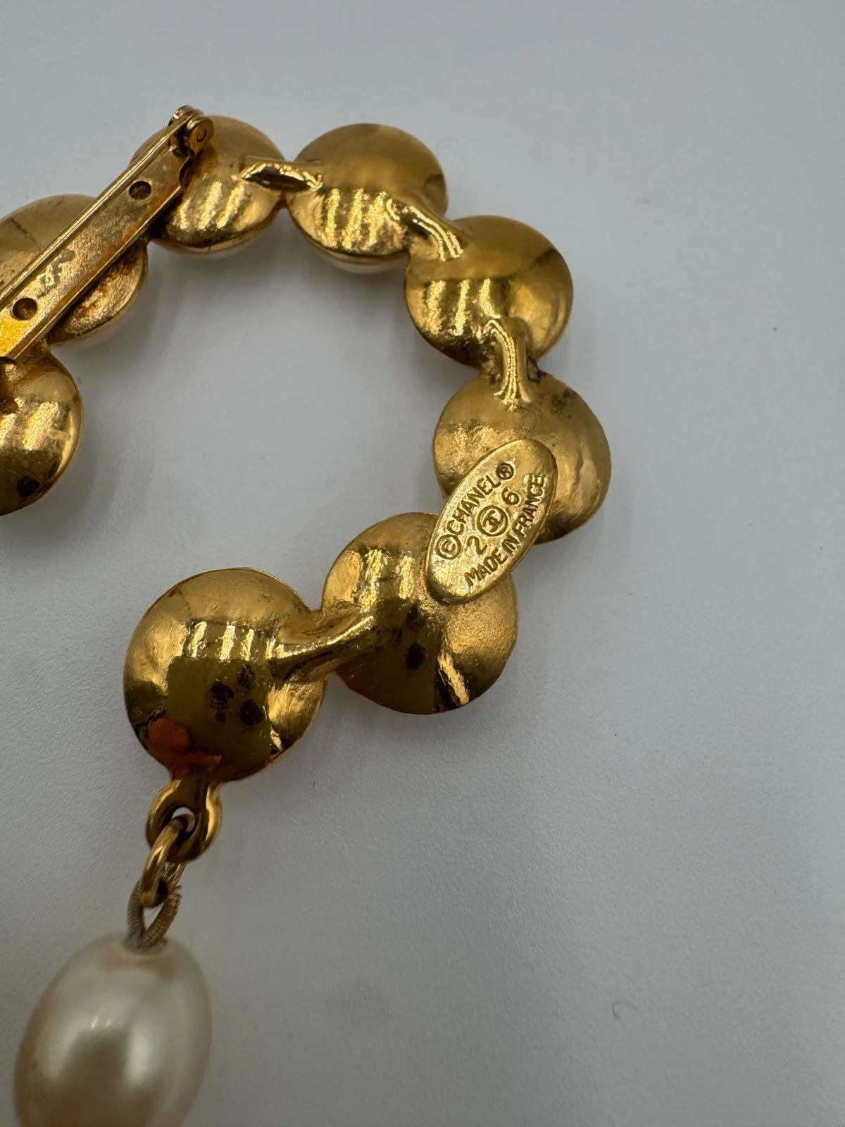 Chanel 1991 pearl letter brooch - Rare - Image 4