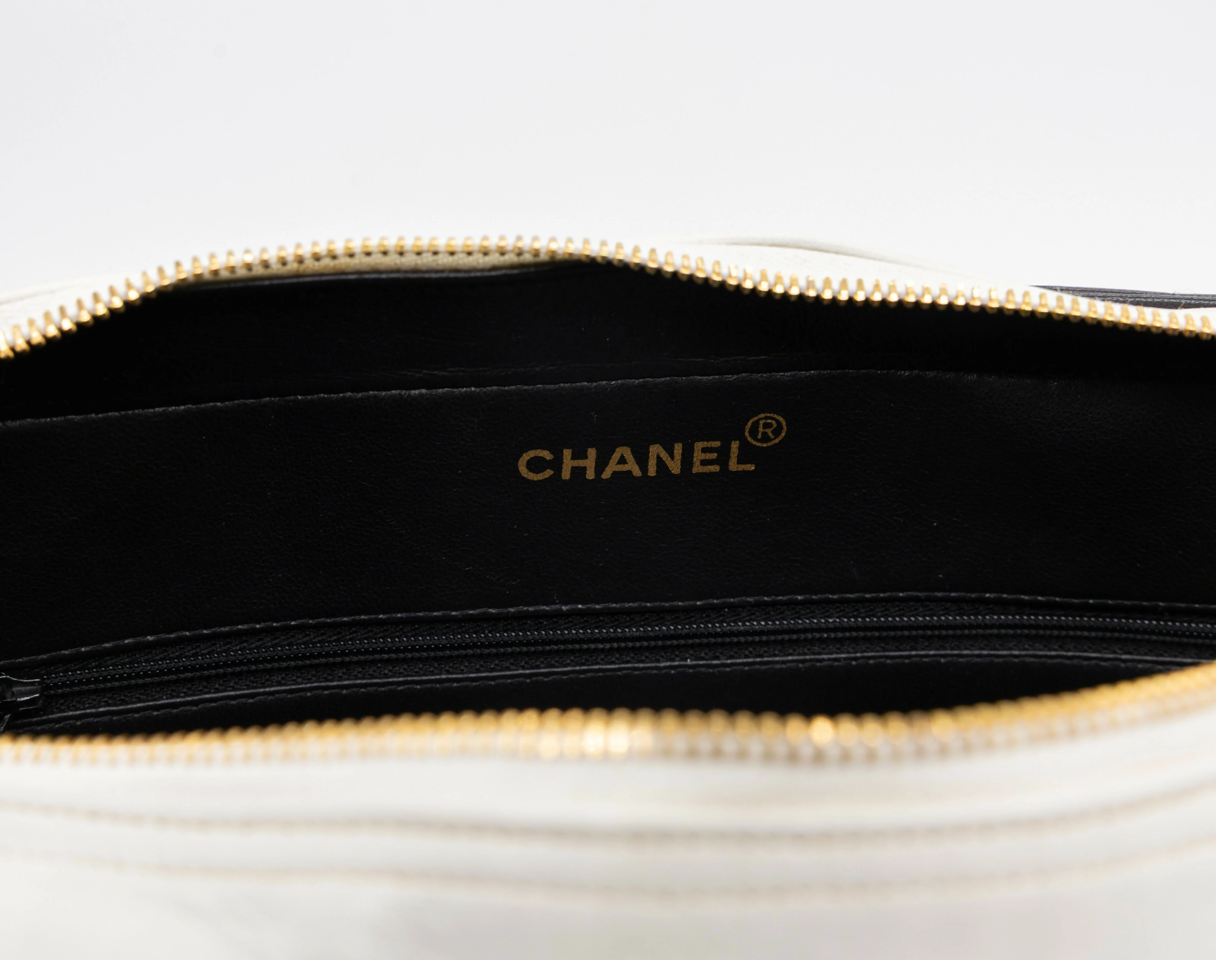 Chanel 1991 Vintage Black & White Shoulder Bag - Image 10