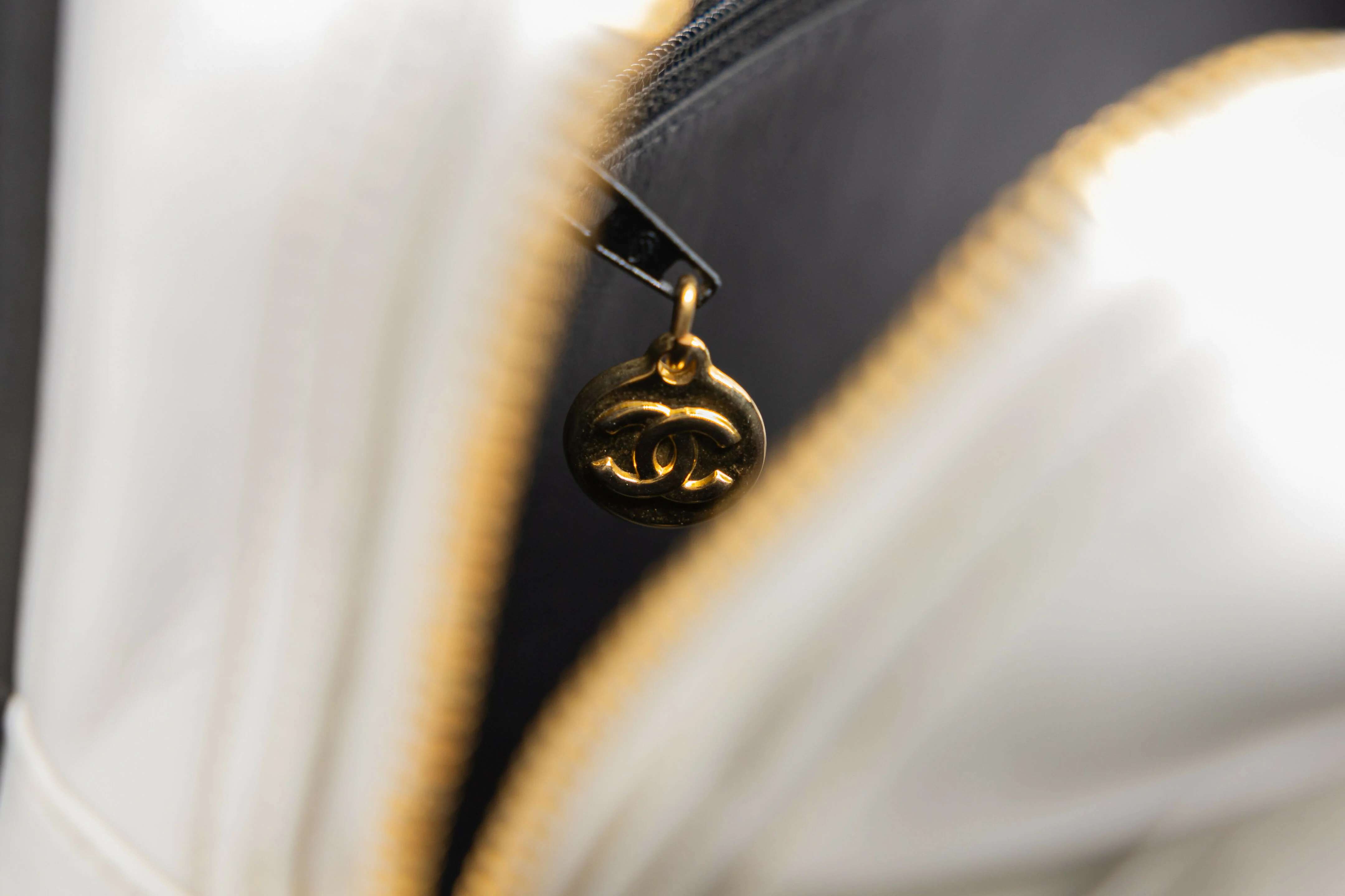 Chanel 1991 Vintage Black & White Shoulder Bag - Image 11