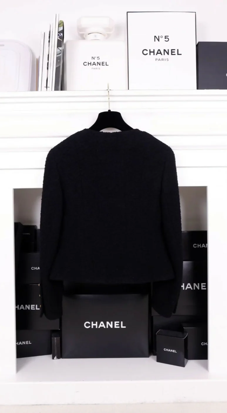 Chanel 1993 Black Wool Four-Pocket Cropped Jacket with Black and Gold Buttons. - Image 2