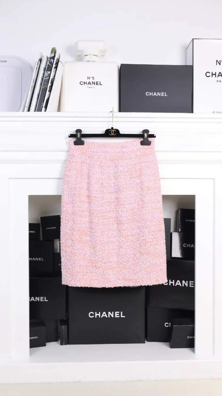 Chanel 1995 Barbie Collection pink Jacket and Skirt Set - Image 3