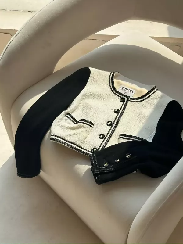 Chanel 1995 Black & White Cropped Jacket - Image 2
