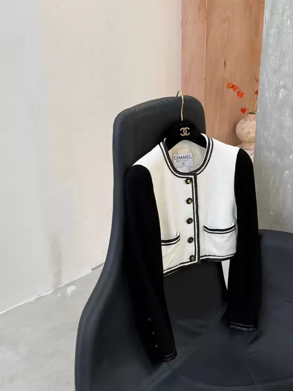Chanel 1995 Black & White Cropped Jacket - Image 3