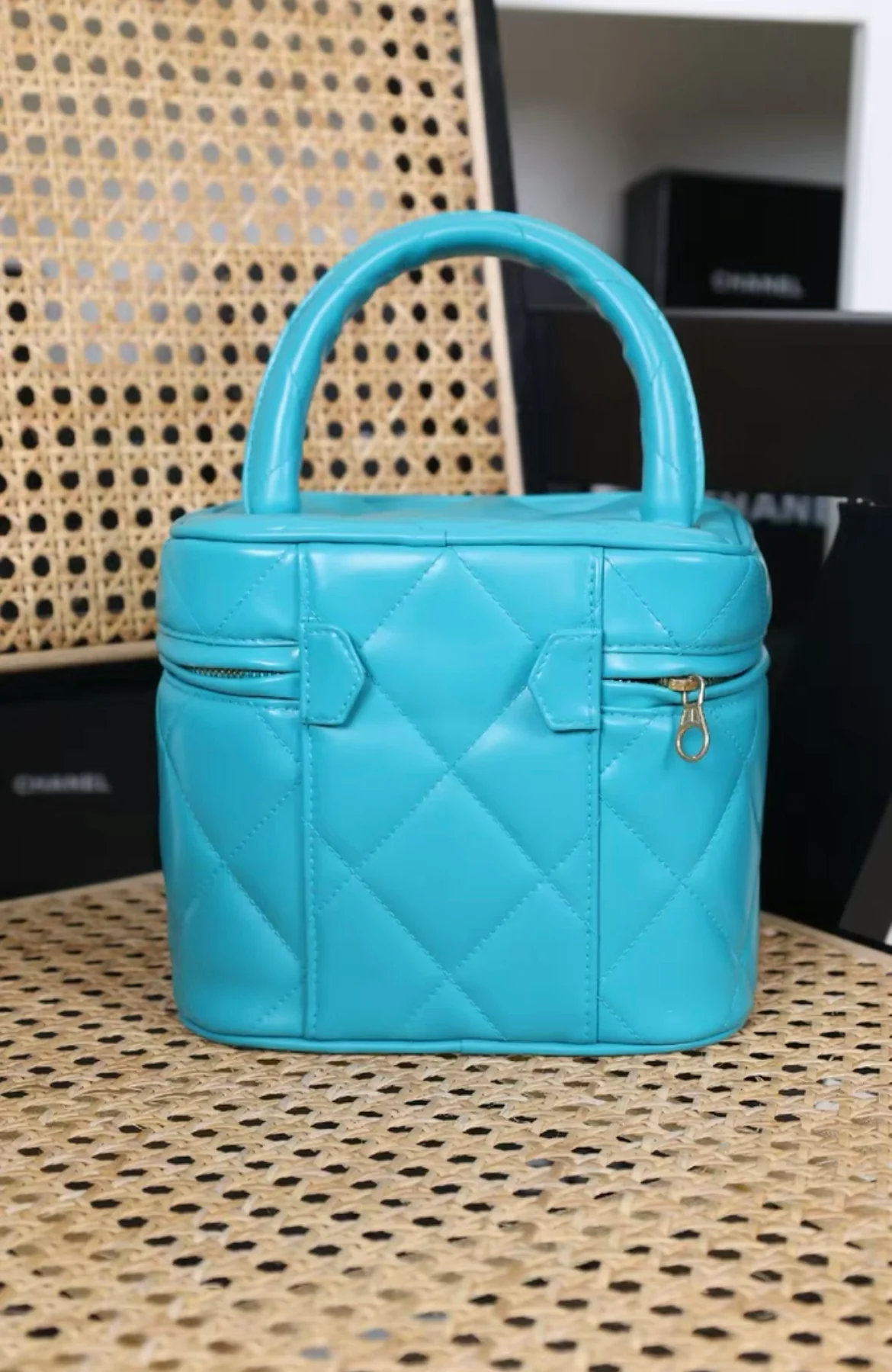 CHANEL 1995 VINTAGE "BARBIE" BLUE PATENT HEART-MIRROR VANITY CASE BAG - Image 2
