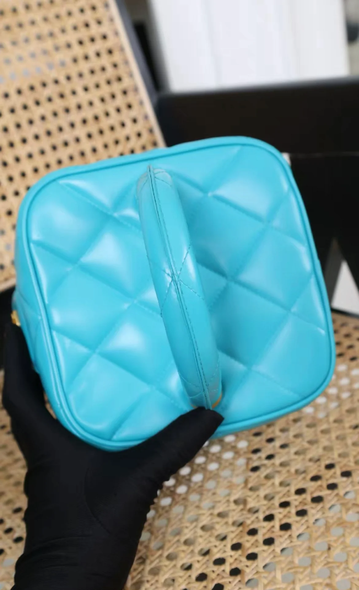 CHANEL 1995 VINTAGE "BARBIE" BLUE PATENT HEART-MIRROR VANITY CASE BAG - Image 3