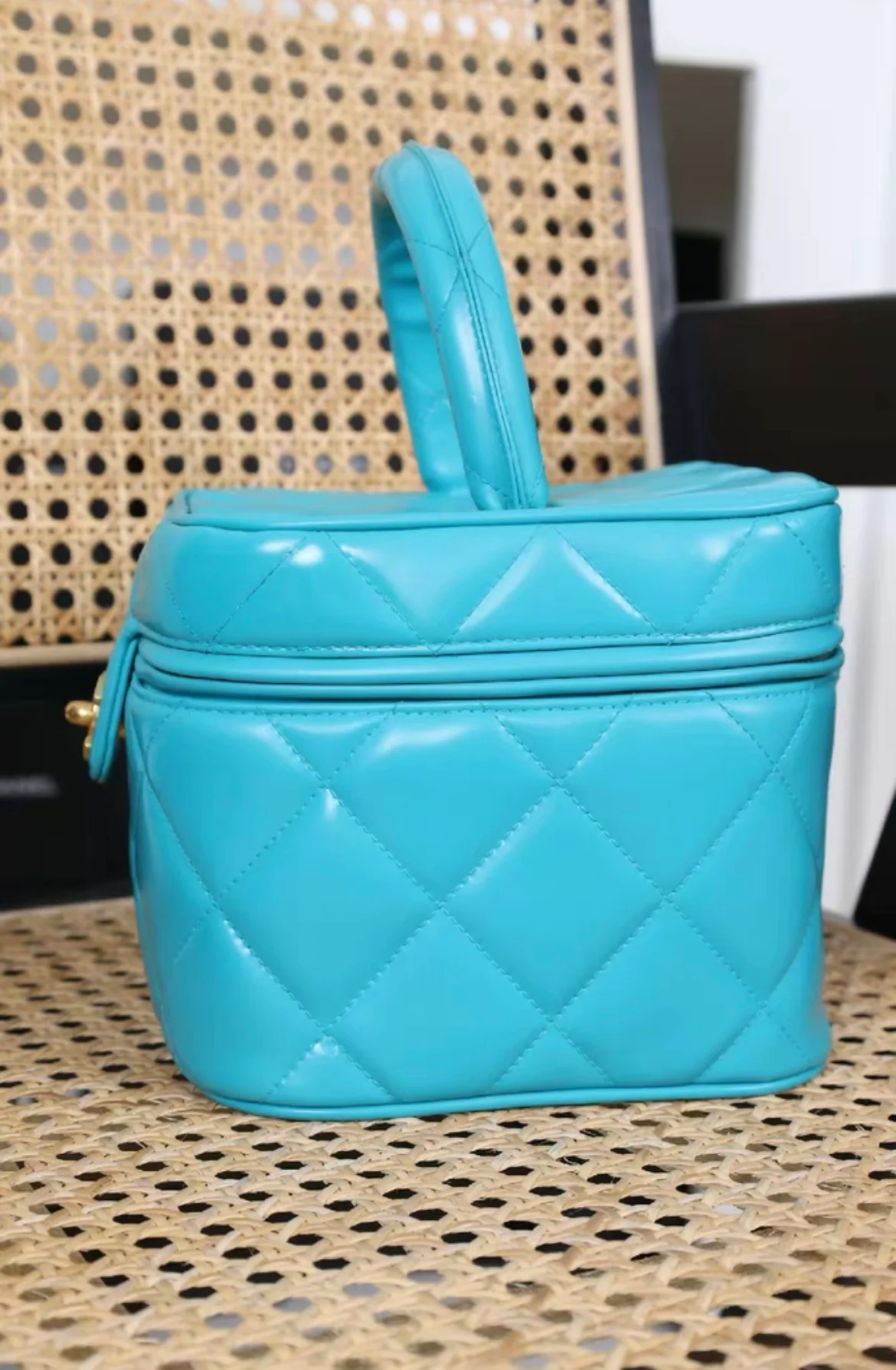 CHANEL 1995 VINTAGE "BARBIE" BLUE PATENT HEART-MIRROR VANITY CASE BAG - Image 4
