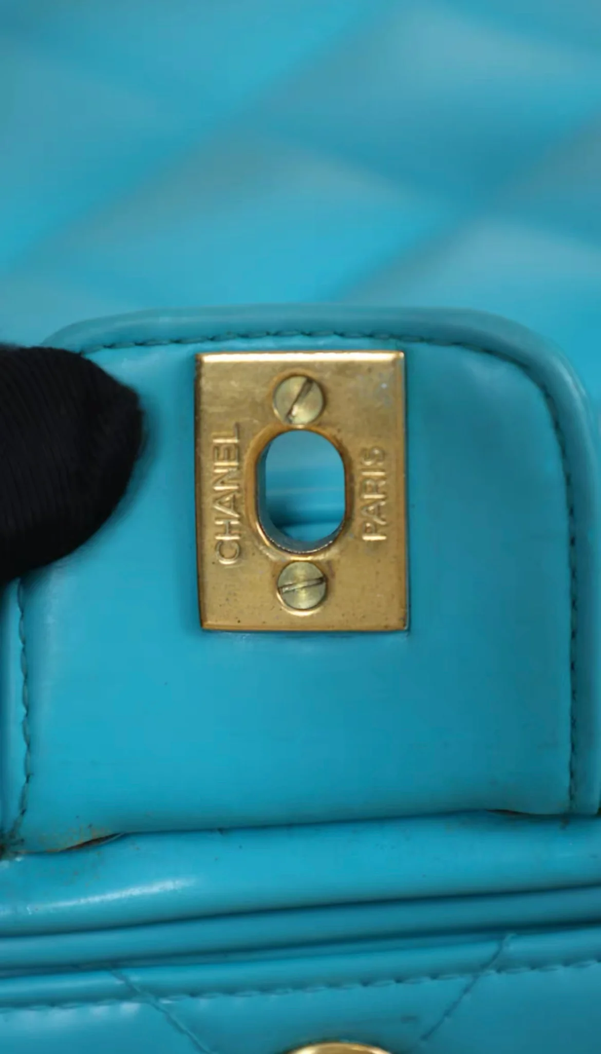 CHANEL 1995 VINTAGE "BARBIE" BLUE PATENT HEART-MIRROR VANITY CASE BAG - Image 7