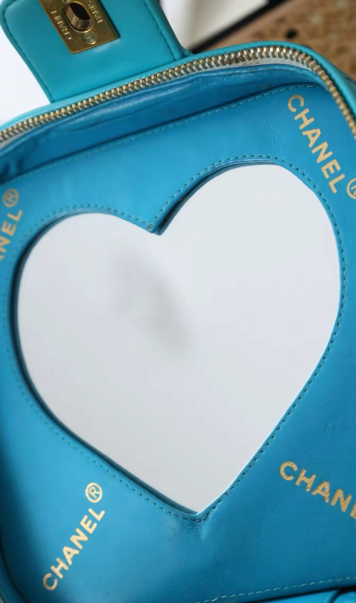 CHANEL 1995 VINTAGE "BARBIE" BLUE PATENT HEART-MIRROR VANITY CASE BAG - Image 9