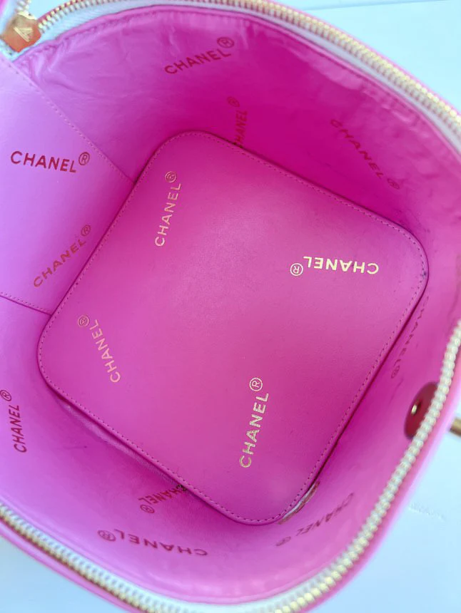 CHANEL 1995 Vintage "Barbie" Heart-Mirror Vanity Case Bag in pink - Image 7
