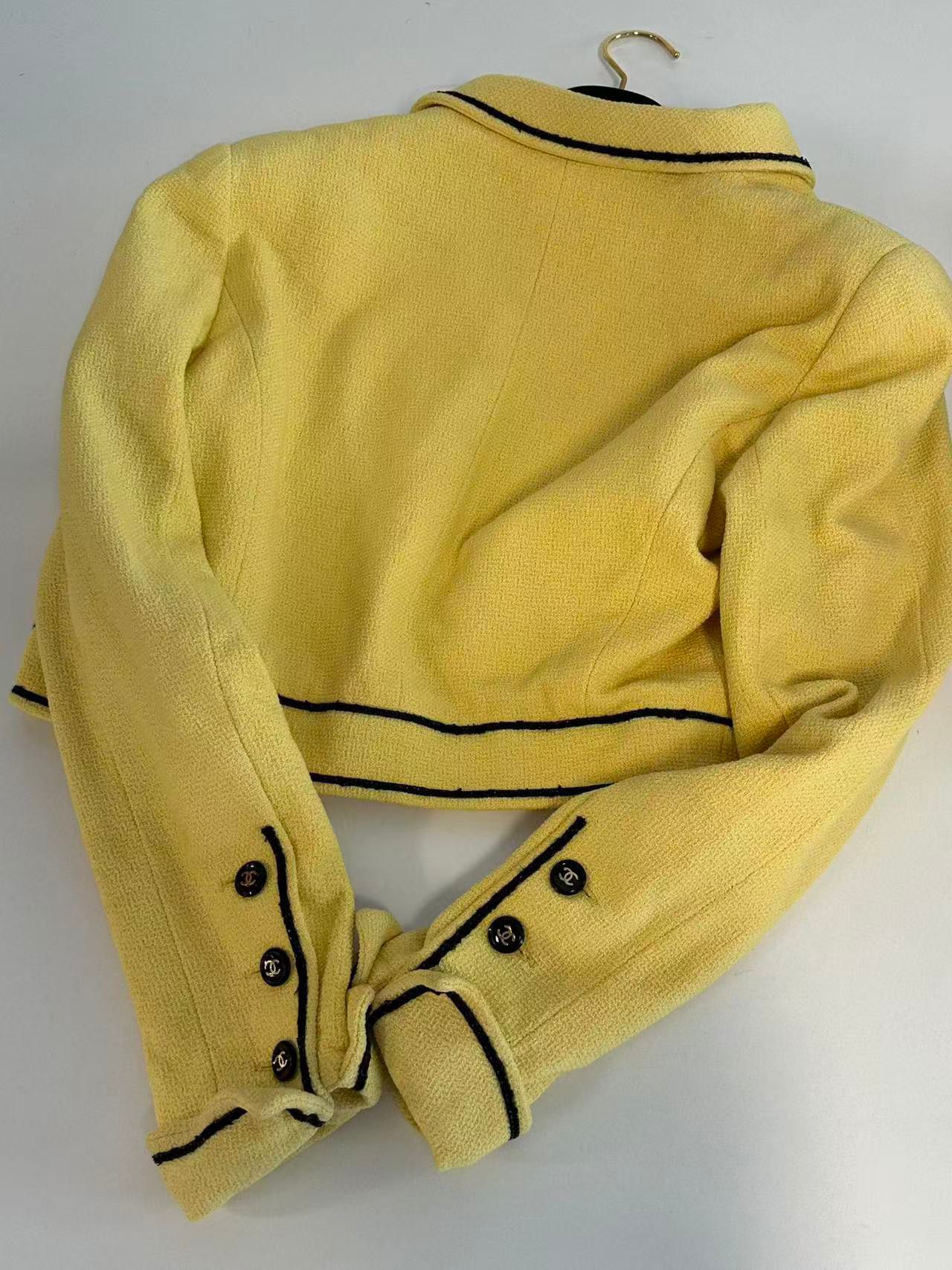 Chanel 1995 yellow jacket Barbie collection - Image 7