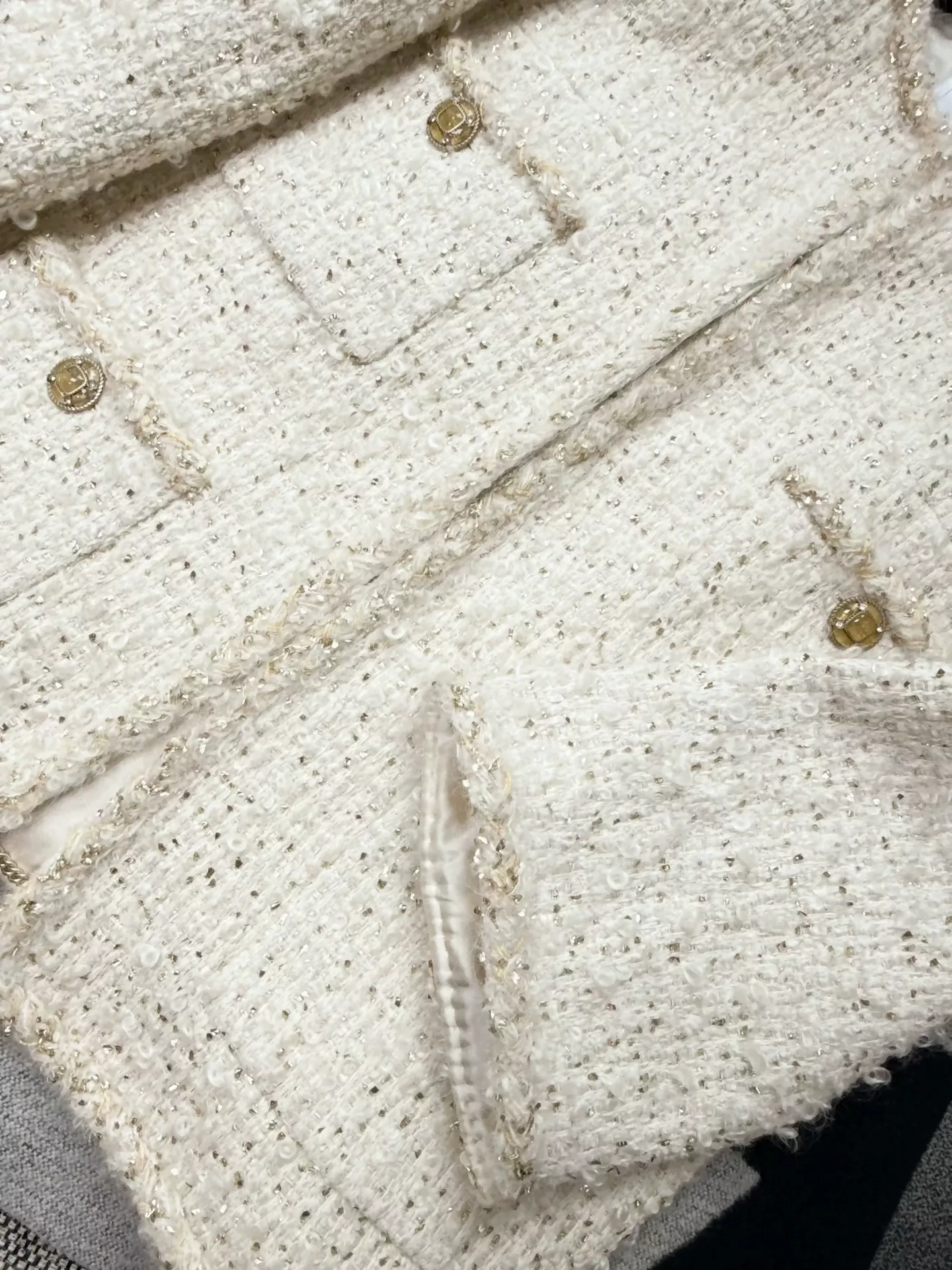 Chanel 19A ecru tweed jacket - Image 3