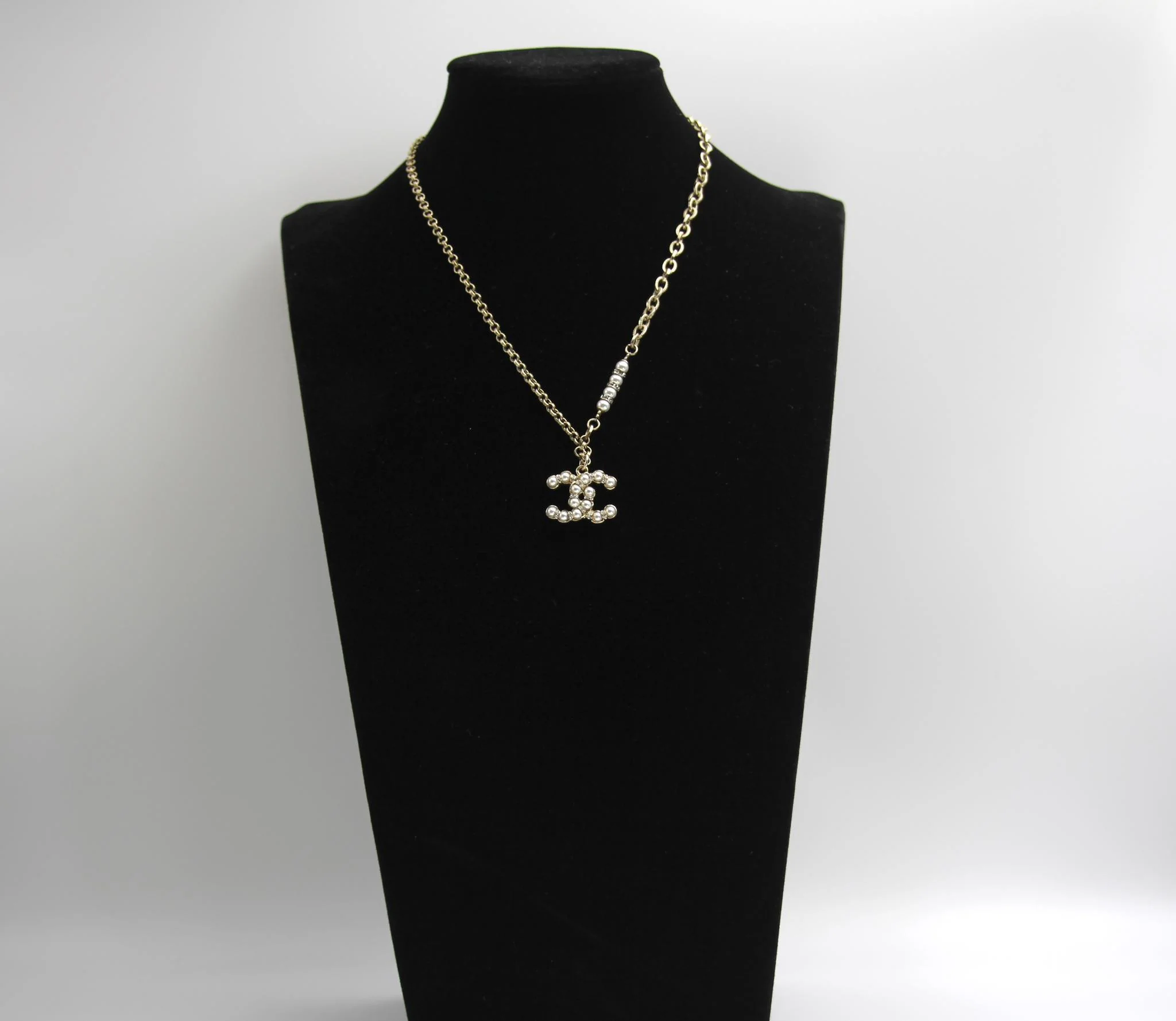 Chanel 19A Imitation Pearl Adjustable Buckle Two-Wear Long And Short Necklace - Image 4
