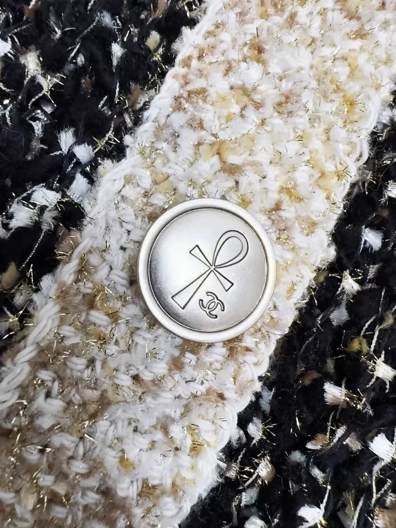 Chanel 19A tweed Egyptian gold thread knit cardigan - Image 5