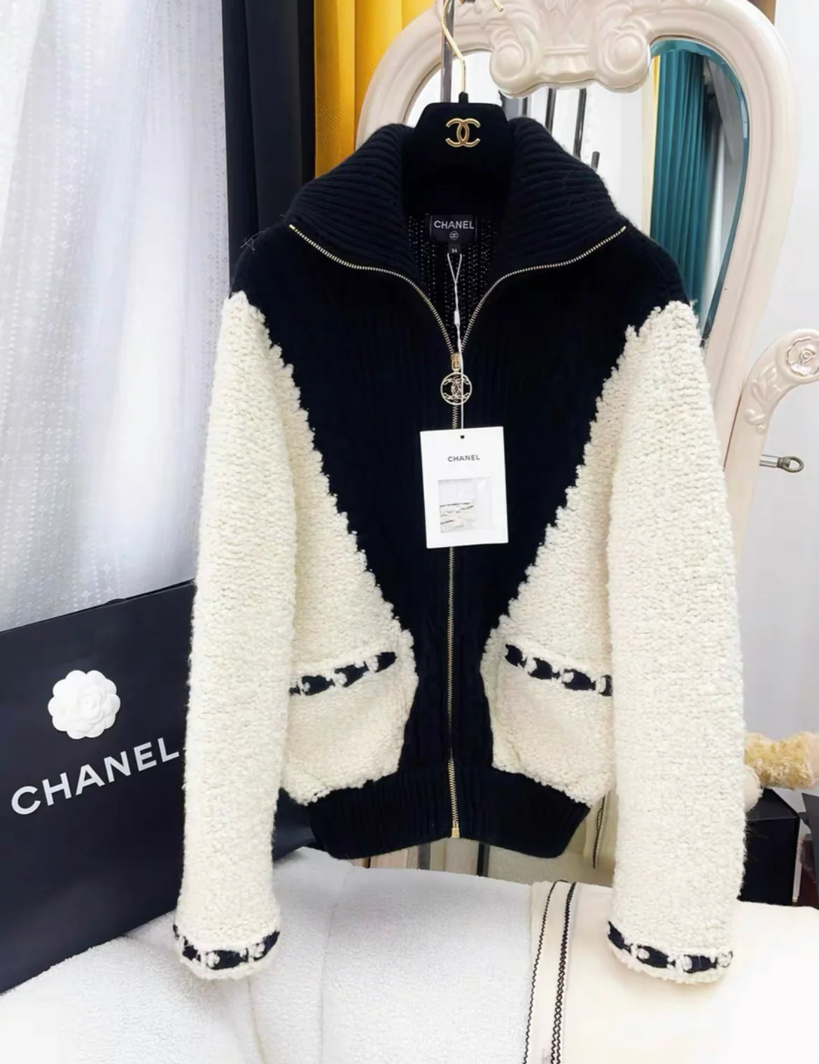 Chanel 19B Black & white shearling jacket size 34 - Image 2
