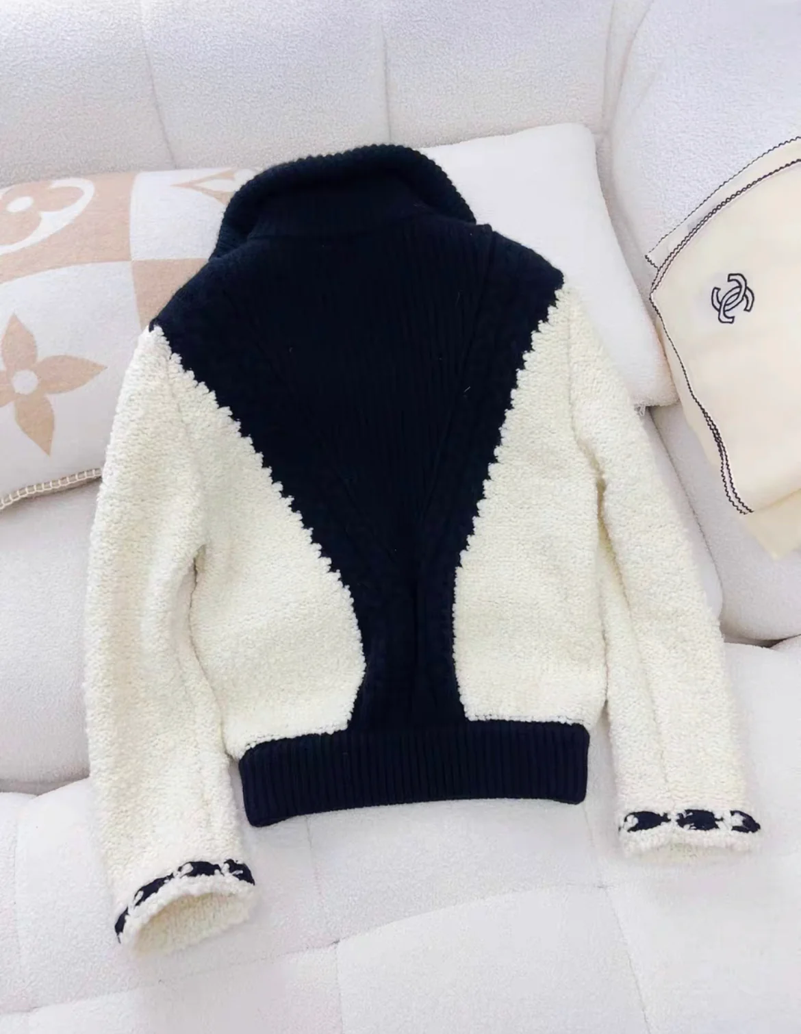 Chanel 19B Black & white shearling jacket size 34 - Image 5