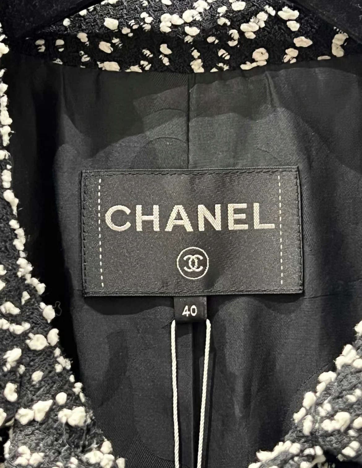 Chanel 19C Black/White Wool Tweed Jacket with wide white belt size 40 - Image 4