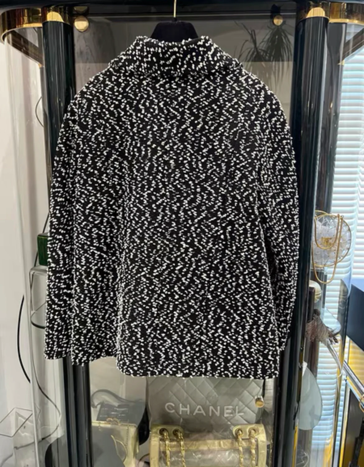 Chanel 19C Black/White Wool Tweed Jacket with wide white belt size 40 - Image 5