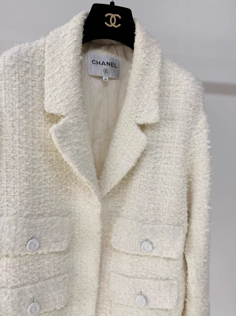 Chanel 19C white ecru jacket - Image 2