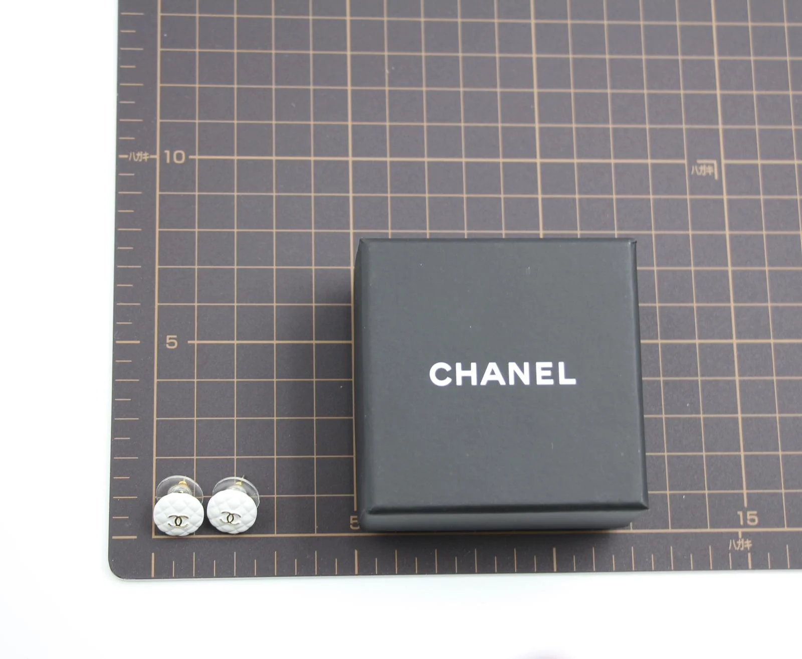 Chanel 19C Resin White Round Earrings - Image 11