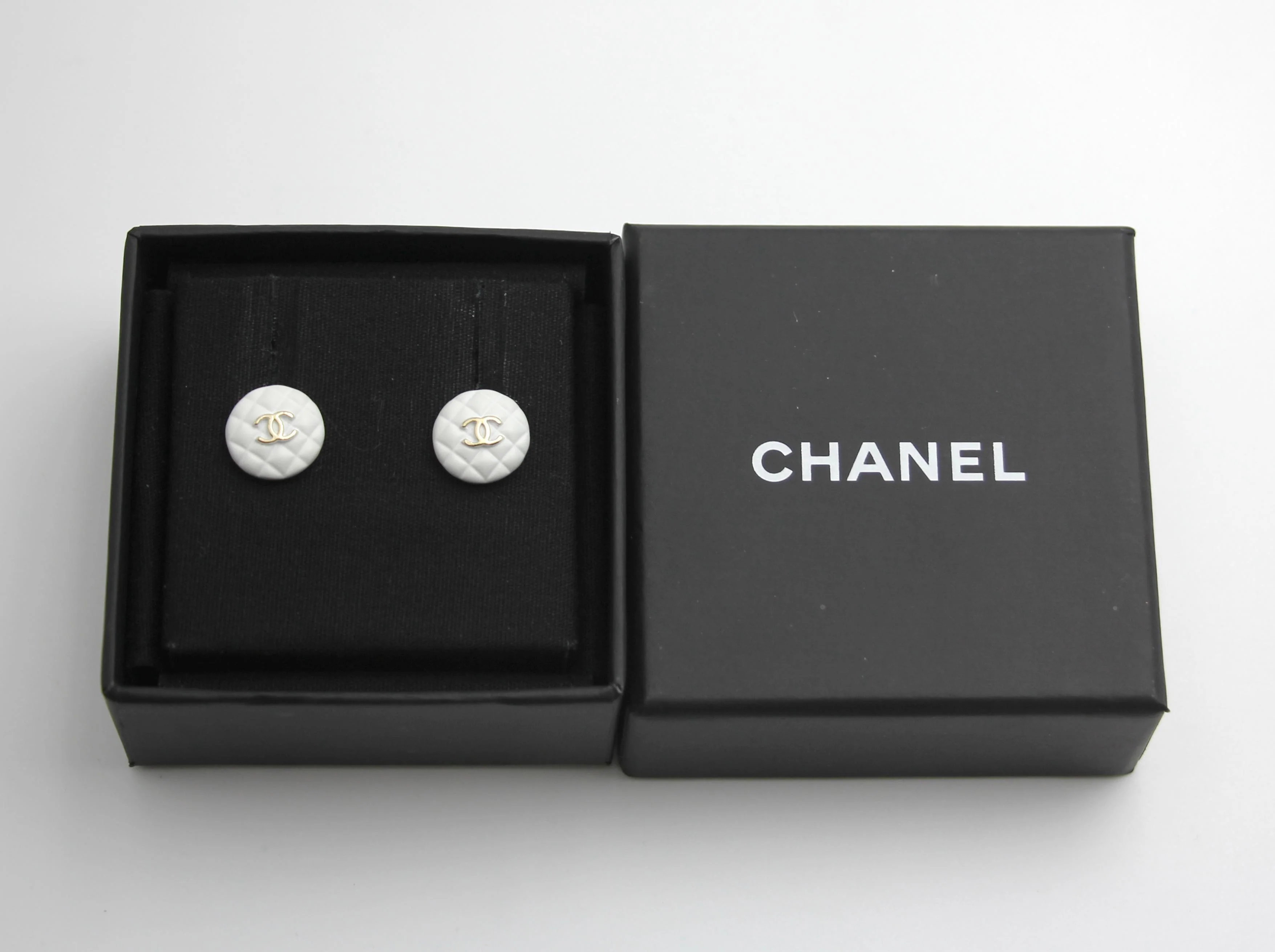 Chanel 19C Resin White Round Earrings - Image 2