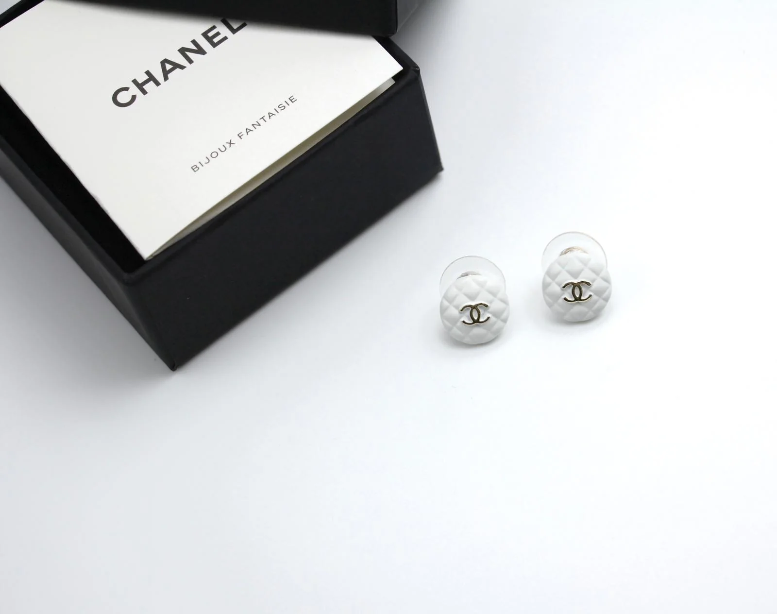 Chanel 19C Resin White Round Earrings - Image 3