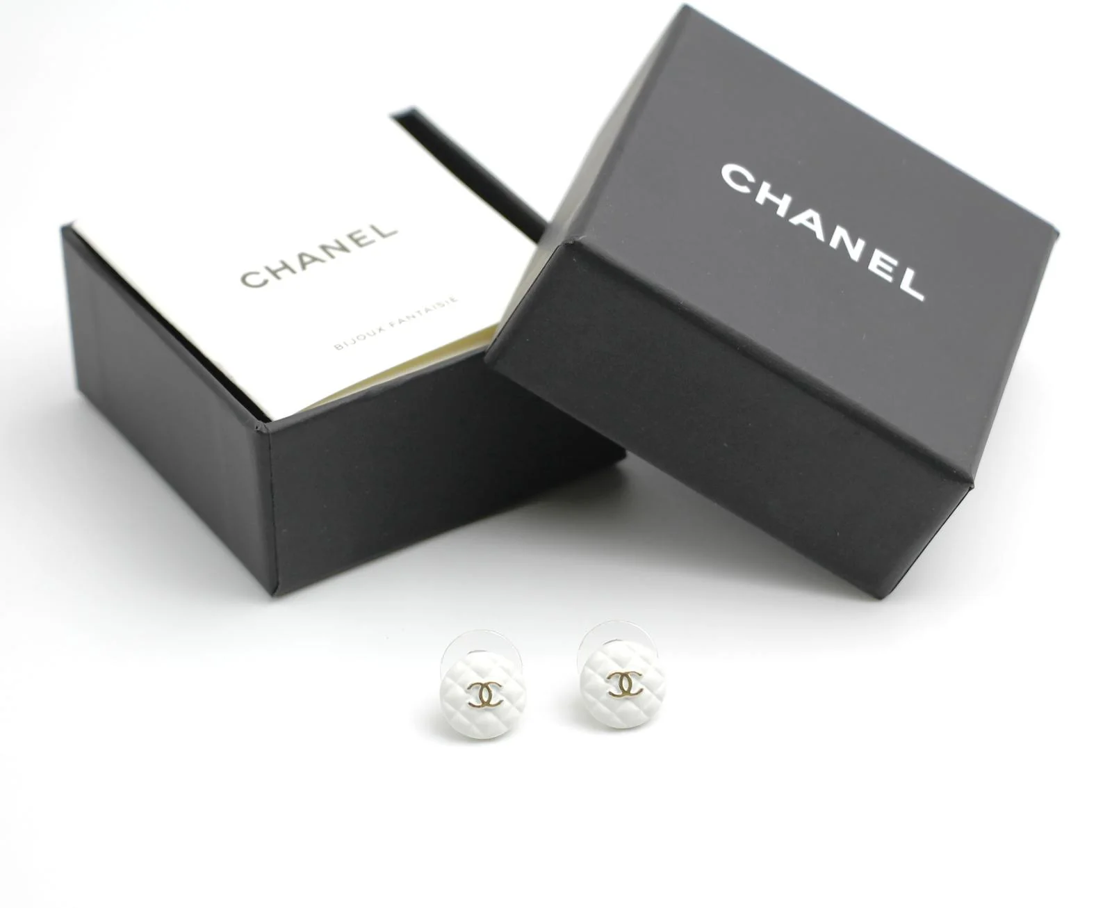 Chanel 19C Resin White Round Earrings - Image 4