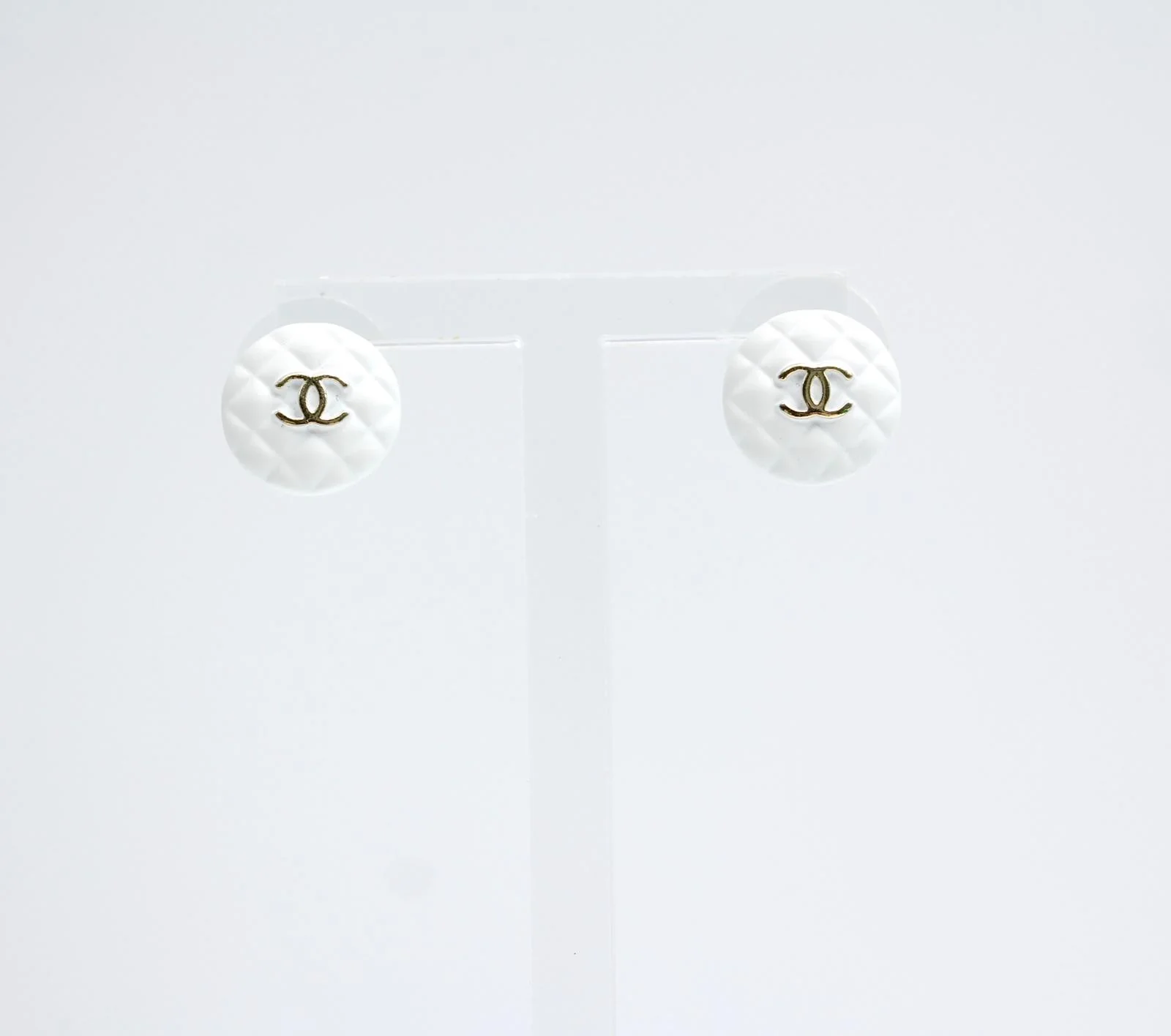 Chanel 19C Resin White Round Earrings - Image 8