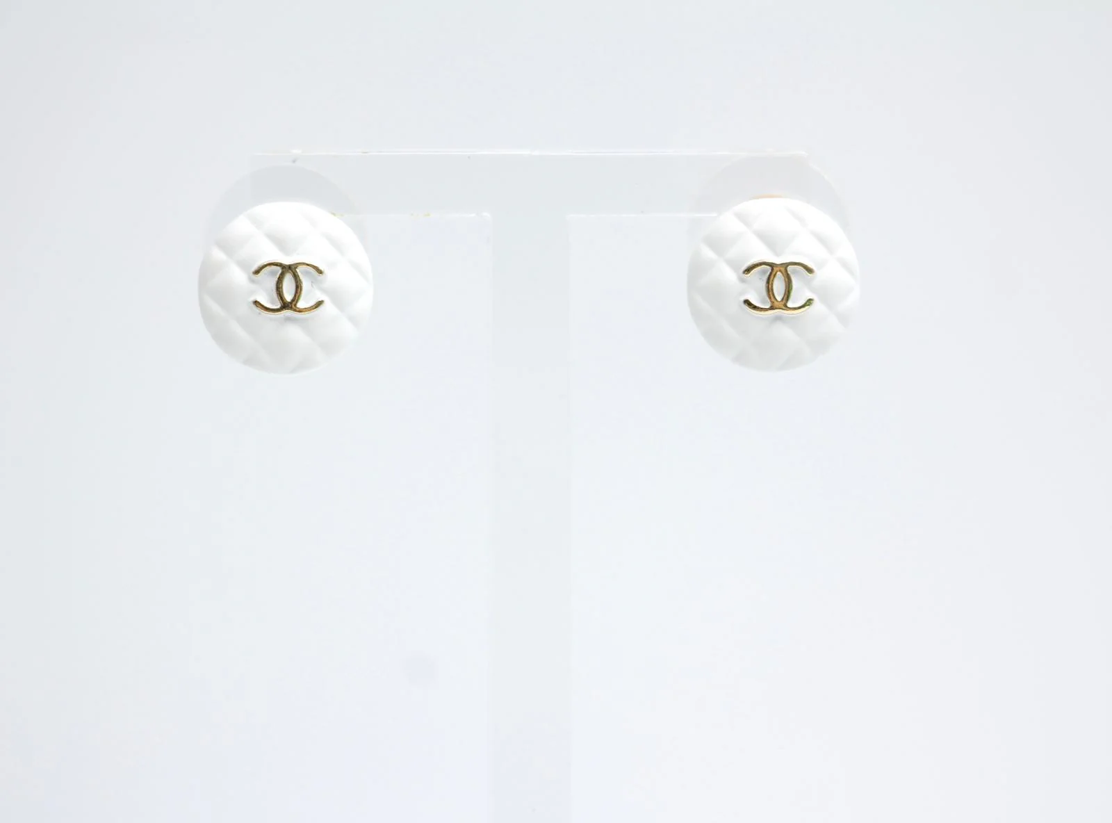 Chanel 19C Resin White Round Earrings - Image 9