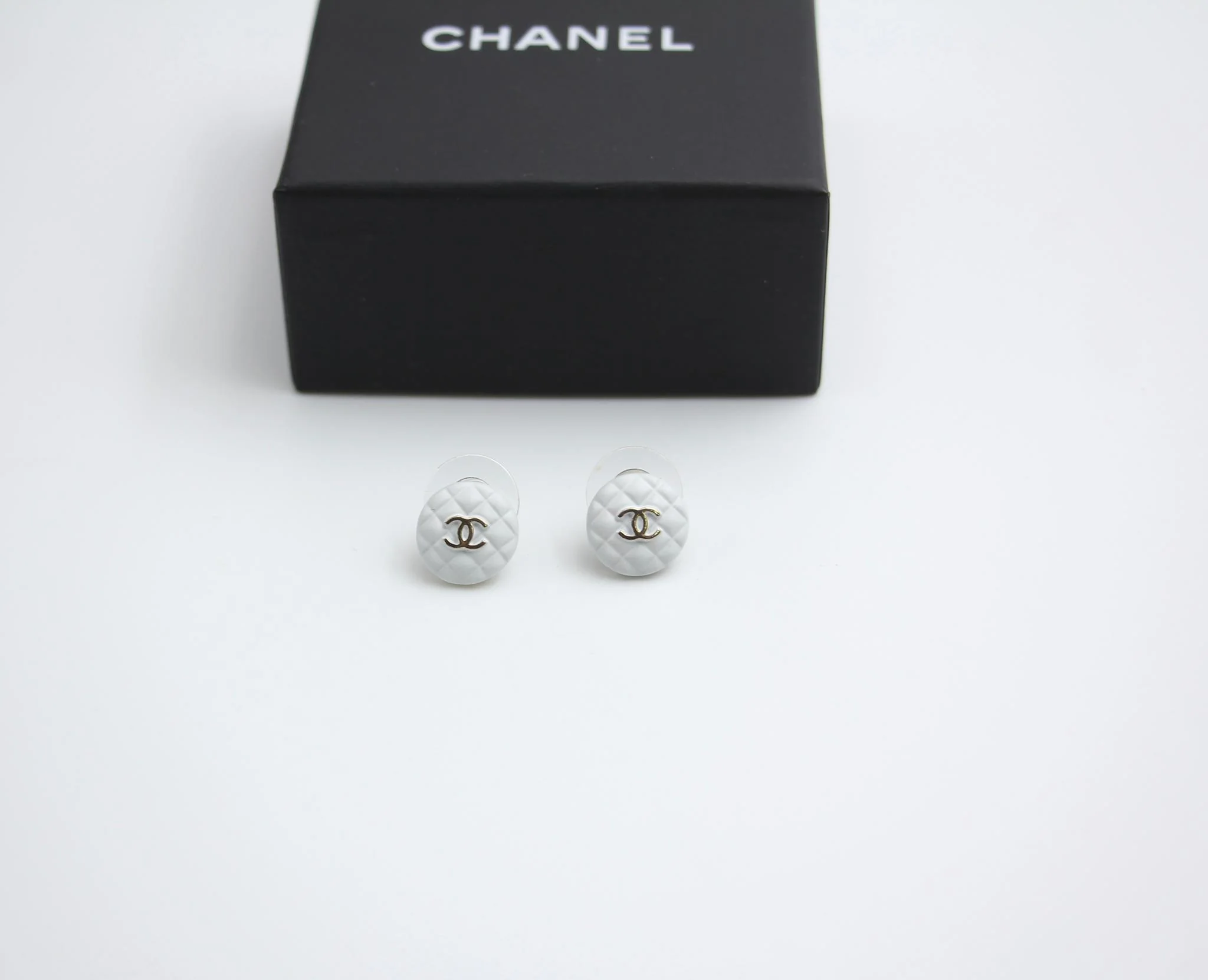Chanel 19C White Resin Cc Logo Stud Earrings - Image 10