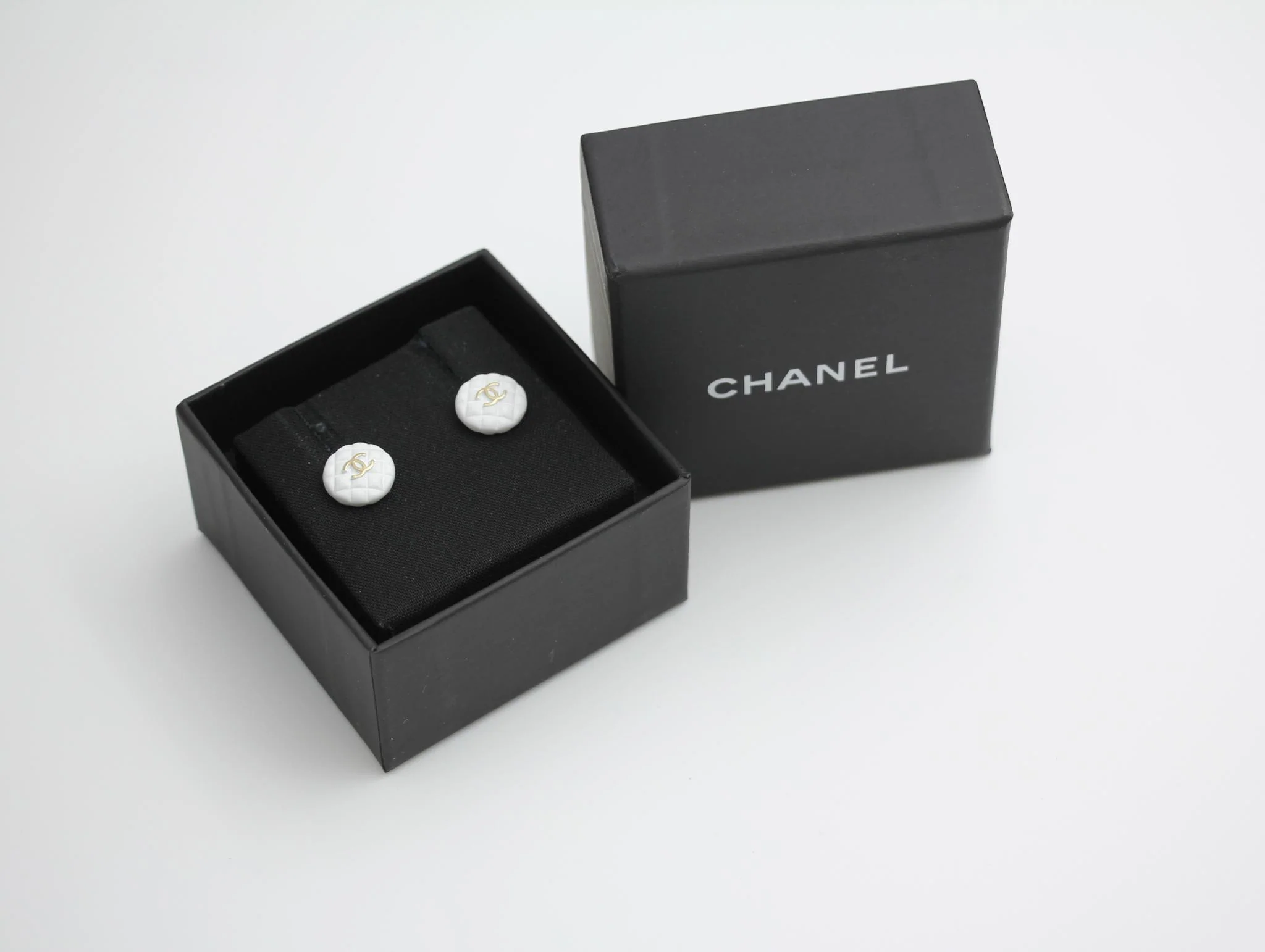 Chanel 19C White Resin Cc Logo Stud Earrings - Image 3