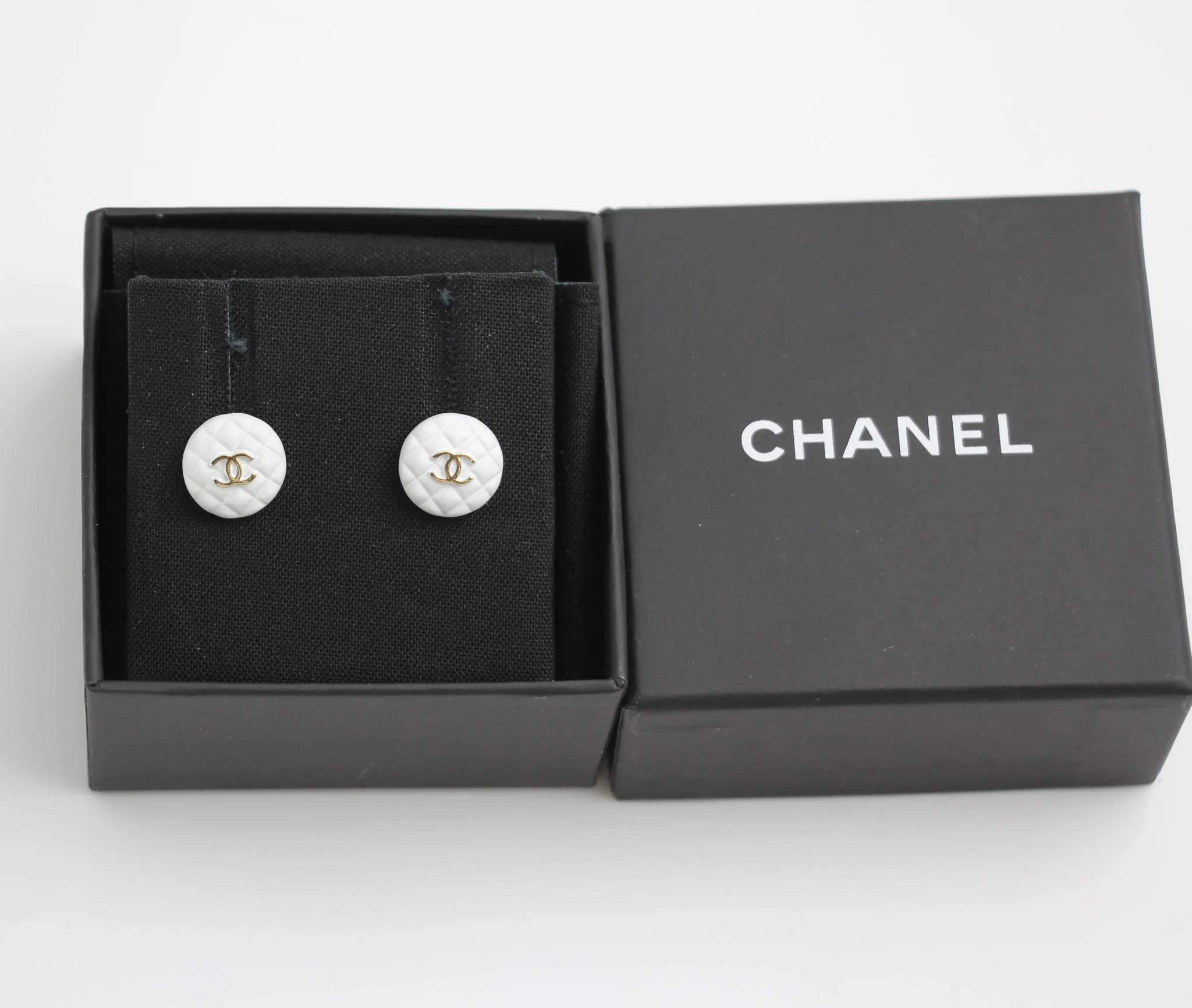 Chanel 19C White Resin Cc Logo Stud Earrings - Image 4