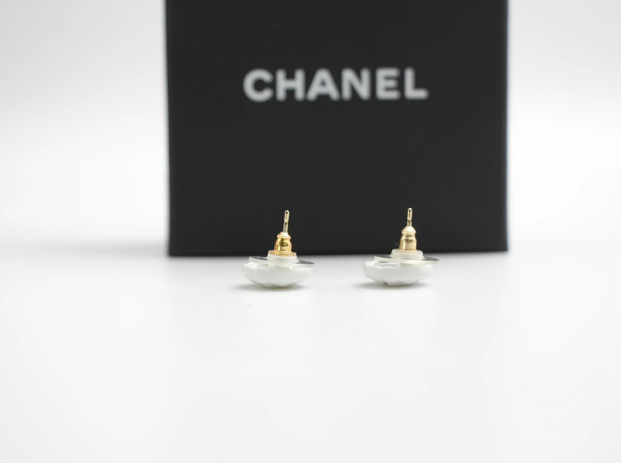 Chanel 19C White Resin Cc Logo Stud Earrings - Image 9