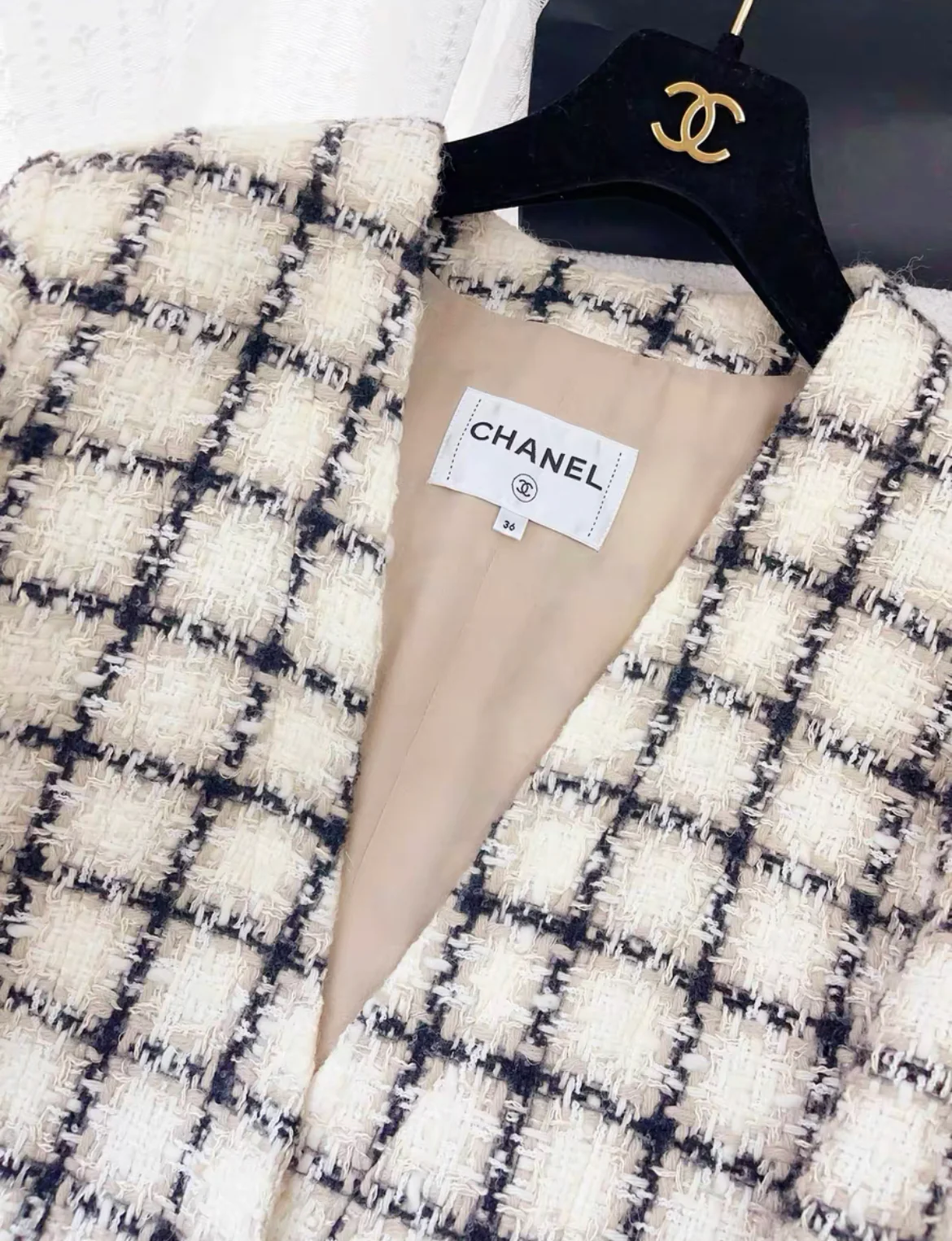 Chanel 19k black & white tweed jacket size 36 - Image 2
