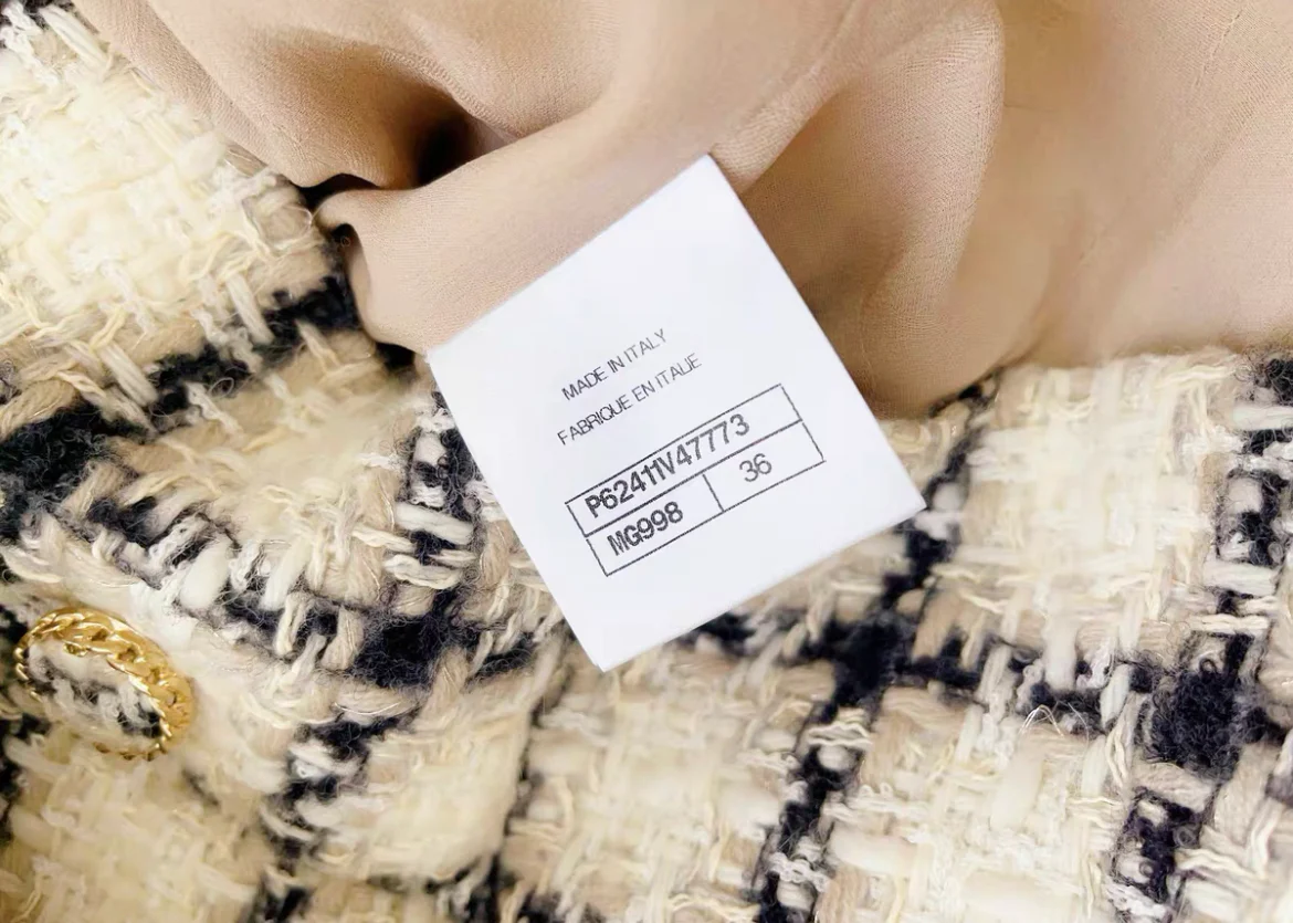 Chanel 19k black & white tweed jacket size 36 - Image 6