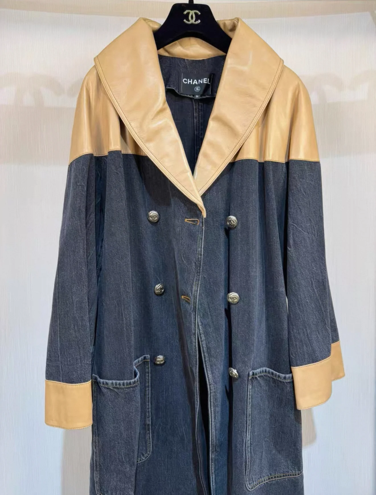 Chanel 19K Brown leather & denim trench coat - Image 2