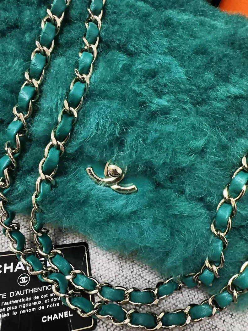Chanel 19K green vintage quilted fur CF chain crossbody bag - Image 2